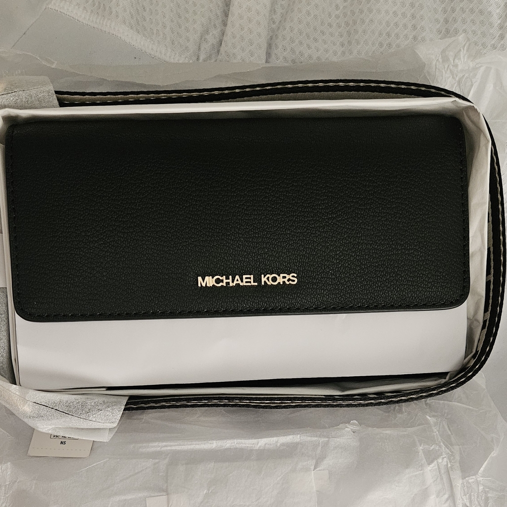 Chic black crossbody with gold accents and bold logo strap.
Perfect for everyday - Picture 9 of 10